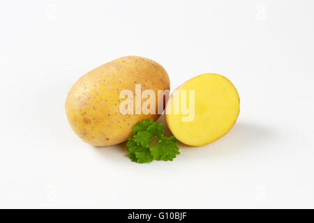 L'uno e metà materie prezzemolo e patate su sfondo bianco Foto Stock