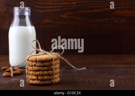 In casa sani biscotti di farina di avena e latte di mandorla su tavola in legno rustico Foto Stock