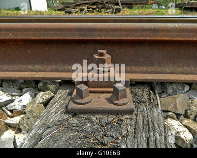 Vecchi binari ferroviari e collegamenti su di esso. Foto Stock