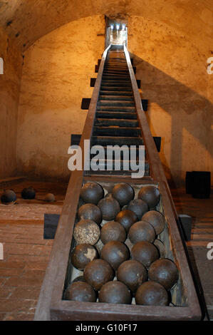 Palle e proiettili di cannone, Castillo del Morro, San Pedro de la Roca, Morro Castle, Santiago Bay, Santiago de Cuba, Cuba. Foto Stock