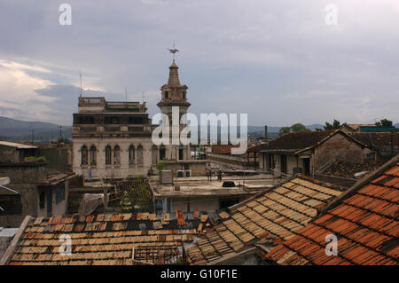 Case e tetti di Santiago de Cuba, Cuba Foto Stock