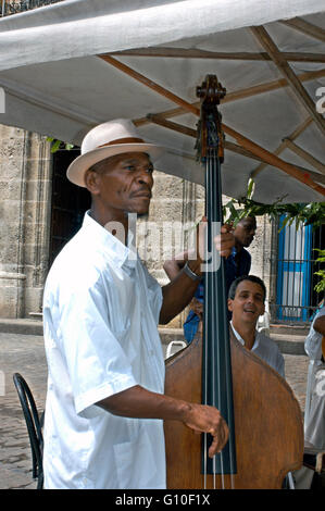 Musica di strada nella Vecchia Havana, Cuba, West Indies, America centrale. Double Bass Player Havana Cuba Caraibi Foto Stock