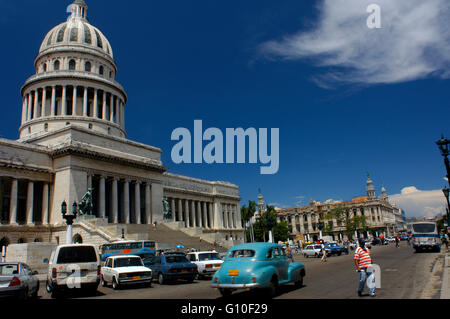 Vecchia auto degli anni cinquanta Chevrolet passando il Capitolio Nacional, Havana, Cuba Foto Stock