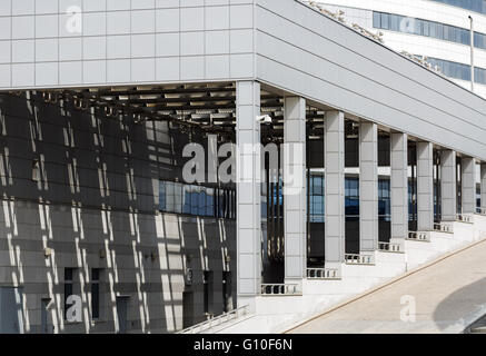 Moderno edificio industriale con un colonnato Foto Stock