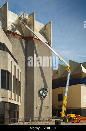 Cherry picker lavorando su una facciata di edificio. Foto Stock