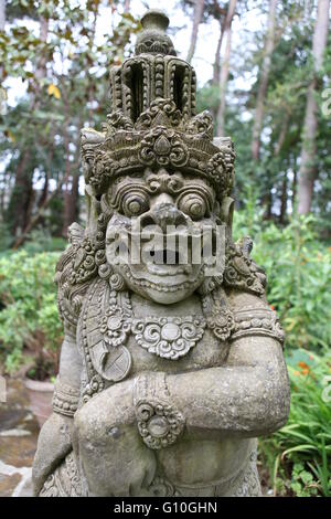 Statua da Bali, Glenveagh Giardini e Parco nazionale di Glenveagh, County Donegal, Irlanda, Europa Foto Stock