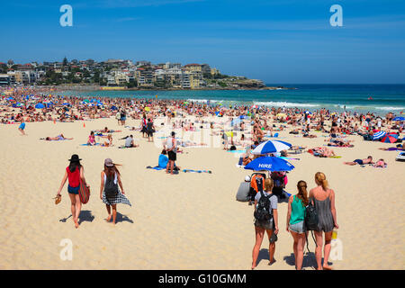 La gente sulla spiaggia Bondi per la vacanza in estate, Sydney, Nuovo Galles del Sud, Australia Foto Stock