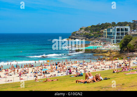 La gente sulla spiaggia Bondi per la vacanza in estate, Sydney, Nuovo Galles del Sud, Australia Foto Stock