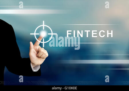Business mano spingendo fintech o tecnologia finanziaria pulsante su una interfaccia touch-screen Foto Stock