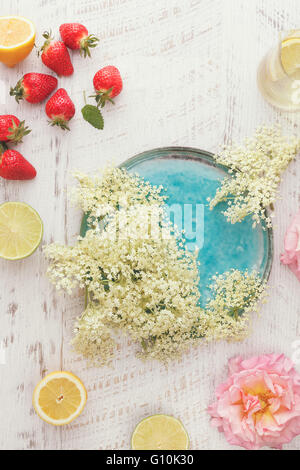 Lâ Elderflower, rose e sorbetto di fragole, una vita ancora dotate di fiori di sambuco, rose e fragole per la produzione di sorbetto Foto Stock