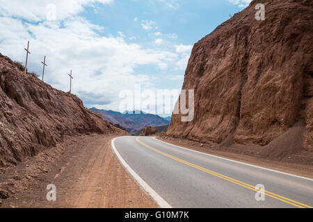 Curva di una panoramica strada andina nel Nord Argentina Foto Stock