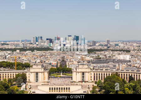 Skyline di Parigi in direzione di La Defense Area metropolitana dalla Torre Eiffel, Francia Foto Stock