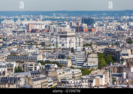 Vista aerea di Parigi in direzione dell'Arc de Triomphe (Arco di Trionfo) dalla Torre Eiffel Foto Stock