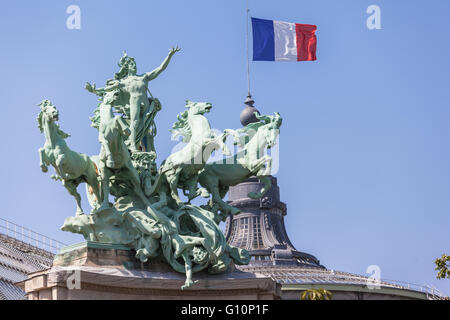 Bandiera francese e la scultura sulla sommità del Grand Palais a Parigi, Francia Foto Stock