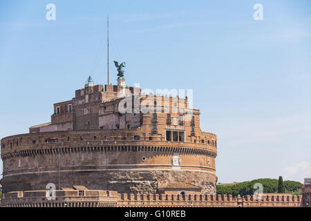 Vista esterna di Castel Sant'Angelo in una giornata di sole, Roma, Italia Foto Stock