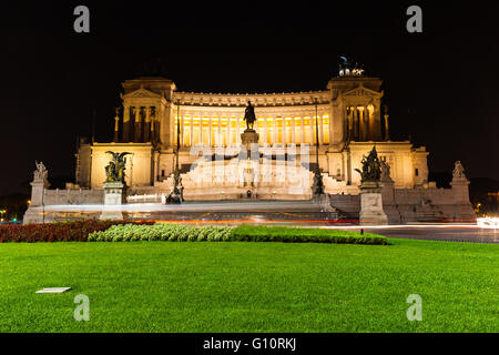 Vista notturna di Altare della Patria (Altare della Patria) noto anche come il Monumento Nazionale a Vittorio Emanuele II (Nazione Foto Stock