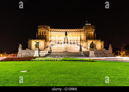 Vista notturna di Altare della Patria (Altare della Patria) noto anche come il Monumento Nazionale a Vittorio Emanuele II (Nazione Foto Stock