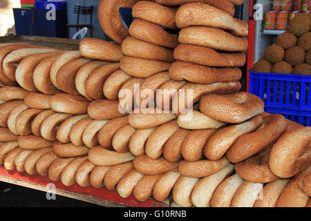 Un mercato aperto, stallo con falafel e bagel pane nel quartiere cristiano della vecchia Gerusalemme, Israele. Foto Stock