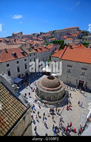 Vista della grande onofrio la fontana e la strada principale di Stradun placa dalle mura della città vecchia di Dubrovnik, Croazia Foto Stock