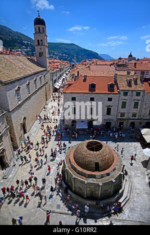 Vista della grande onofrio la fontana e la strada principale di Stradun placa dalle mura della città vecchia di Dubrovnik, Croazia Foto Stock