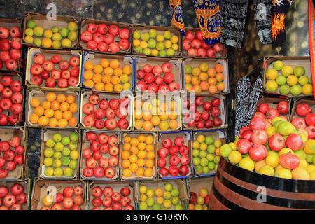 Un mercato all'aperto in stallo con le arance e melograni nel quartiere cristiano della vecchia Gerusalemme, Israele. Foto Stock