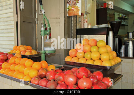 Un open air bere stand con le arance e melograni nel quartiere cristiano della vecchia Gerusalemme, Israele. Foto Stock