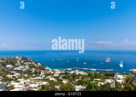 Vista del Mare Mediterraneo sulla isola di Capri, Italia Foto Stock