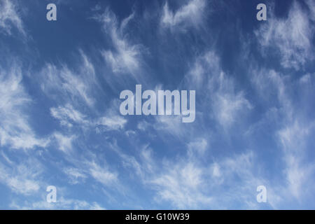Cloudscape di cirrus uncinus nuvole nel cielo blu