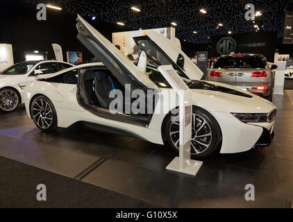 Vista laterale del modello di produzione della BMW i8 plug-in hybrid auto sportiva, in mostra statica al 2016 London Motor Show Foto Stock