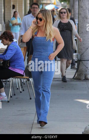 Hilary Duff a tenuta di indossare una tuta in jeans durante l'esecuzione di commissioni in Beverly Hills offre: Hilary Duff dove: Beverly Hills, in California, negli Stati Uniti quando: 05 Apr 2016 Foto Stock