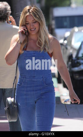 Hilary Duff a tenuta di indossare una tuta in jeans durante l'esecuzione di commissioni in Beverly Hills offre: Hilary Duff dove: Beverly Hills, in California, negli Stati Uniti quando: 05 Apr 2016 Foto Stock