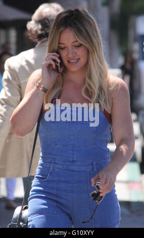 Hilary Duff a tenuta di indossare una tuta in jeans durante l'esecuzione di commissioni in Beverly Hills offre: Hilary Duff dove: Beverly Hills, in California, negli Stati Uniti quando: 05 Apr 2016 Foto Stock