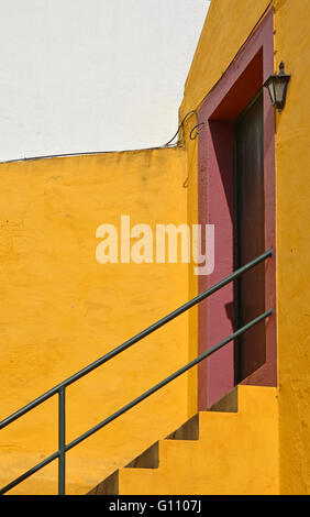 Passaggi di colore giallo che conduce fino al rosso porta a Funchal, Madeira, Portogallo Foto Stock