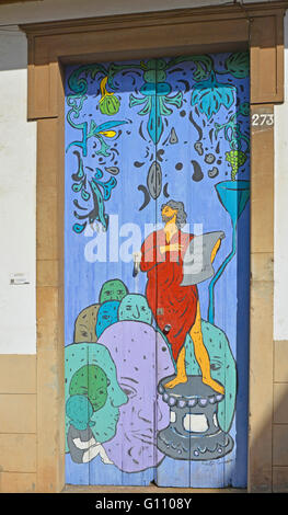 Artista immagine dipinta sulla porta di legno lungo la strada a Funchal, Madeira, Portogallo Foto Stock