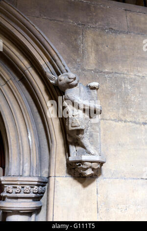 Coniglio pellegrino in pietra scolpita su una porta di ingresso alla Sagrestia nella chiesa di Santa Maria, Beverley, Yorkshire e Humber, Inghilterra, Foto Stock