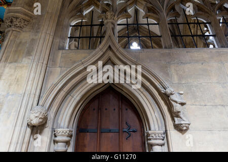 Coniglio pellegrino in pietra scolpita su una porta di ingresso alla Sagrestia nella chiesa di Santa Maria, Beverley, Yorkshire e Humber, Inghilterra, Foto Stock