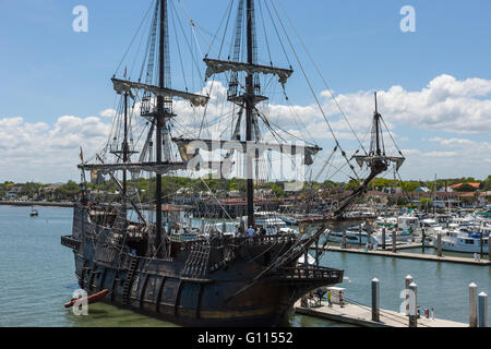 Til nave El Galeon ormeggiata nel porto turistico di Sant'Agostino, Florida. Il El Galeon è una replica di un epoca coloniale galeone spagnolo. Foto Stock