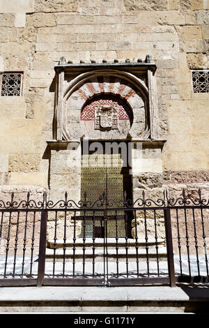 Dettaglio del San Miguel gate sulla facciata ovest della cattedrale di Cordoba, Spagna Foto Stock