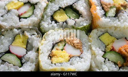 La chiusura del giapponese (futomaki sushi roll). Foto Stock