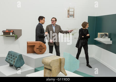 New York, New York, Stati Uniti d'America. 06 Maggio, 2016. Fregio New York art fair. I visitatori nella galleria del rapporto 3, di San Francisco. Credit: Ed Lefkowicz/Alamy Live News Foto Stock