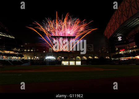 Houston, TX, Stati Uniti d'America. 06 Maggio, 2016. Post-game fuochi d'artificio illuminano il cielo a seguito della Houston Astros' 6-3 conquistare il Seattle Mariners dal Minute Maid Park a Houston, TX. Immagine di credito: Erik Williams/Cal Sport Media/Alamy Live News Foto Stock