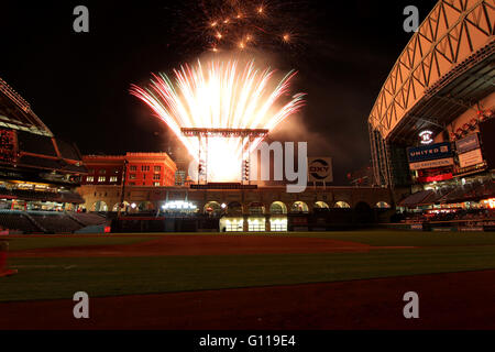 Houston, TX, Stati Uniti d'America. 06 Maggio, 2016. Post-game fuochi d'artificio illuminano il cielo a seguito della Houston Astros' 6-3 conquistare il Seattle Mariners dal Minute Maid Park a Houston, TX. Immagine di credito: Erik Williams/Cal Sport Media/Alamy Live News Foto Stock