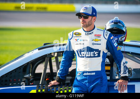 Kansas City, KS, Stati Uniti d'America. Xiv Mar, 2015. Kansas City, KS - Maggio 06, 2016: Jimmie Johnson, driver della #48 Lowe's Chevy, attende per azione durante l'GoBowling 400 weekend al Kansas Speedway in Kansas City, KS. © csm/Alamy Live News Foto Stock