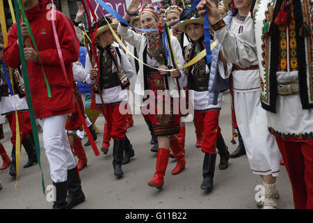 Kolomyia, Ucraina. Il 7 maggio, 2016. Maggio 7-8 in Kolomyia era il nono ucraino Festival Folk ''uovo di Pasqua.''.7 Maggio a 11:30 vidbudbulasya festoso corteo di i partecipanti al festival dal municipio al Museo Pysanka. Alle ore 12:00 era il cerimoniale di apertura del festival sulla piazza vicino al Museo Pysanka Credito: Nazar Furyk/ZUMA filo/Alamy Live News Foto Stock