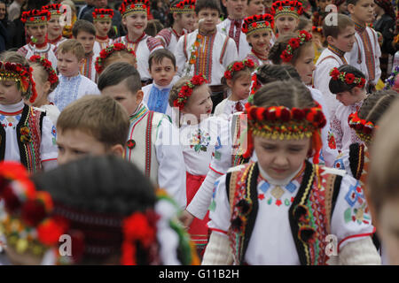 Kolomyia, Ucraina. Il 7 maggio, 2016. Maggio 7-8 in Kolomyia era il nono ucraino Festival Folk ''uovo di Pasqua.''.7 Maggio a 11:30 vidbudbulasya festoso corteo di i partecipanti al festival dal municipio al Museo Pysanka. Alle ore 12:00 era il cerimoniale di apertura del festival sulla piazza vicino al Museo Pysanka Credito: Nazar Furyk/ZUMA filo/Alamy Live News Foto Stock