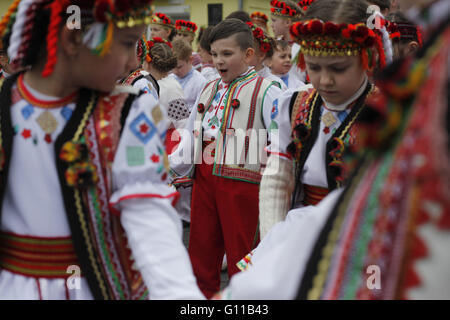 Kolomyia, Ucraina. Il 7 maggio, 2016. Maggio 7-8 in Kolomyia era il nono ucraino Festival Folk ''uovo di Pasqua.''.7 Maggio a 11:30 vidbudbulasya festoso corteo di i partecipanti al festival dal municipio al Museo Pysanka. Alle ore 12:00 era il cerimoniale di apertura del festival sulla piazza vicino al Museo Pysanka Credito: Nazar Furyk/ZUMA filo/Alamy Live News Foto Stock