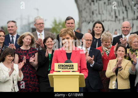 Grangemouth, Falkirk, Regno Unito. 07 Maggio, 2016. Sabato 7 Maggio 2016: Primo Ministro Nicola lo storione è stata unita dal SNP nuovi membri eletti del parlamento scozzese a Kelpies oggi a mezzogiorno dopo il fissaggio della parte terza senza precedenti elezioni consecutive la vittoria. Credito: Andrew O'Brien/Alamy Live News Foto Stock