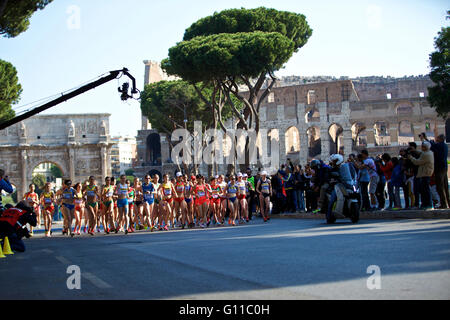 Roma, Italia. Il 7 maggio, 2016. Gli atleti competere durante le donne 10km U20 corsa finale presso la IAAF World Race Team a piedi campionati in Roma, Italia, il 7 maggio 2016. Credito: Jin Yu/Xinhua/Alamy Live News Foto Stock