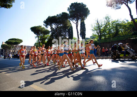 Roma, Italia. Il 7 maggio, 2016. Gli atleti competere durante le donne 10km U20 corsa finale presso la IAAF World Race Team a piedi campionati in Roma, Italia, il 7 maggio 2016. Credito: Jin Yu/Xinhua/Alamy Live News Foto Stock