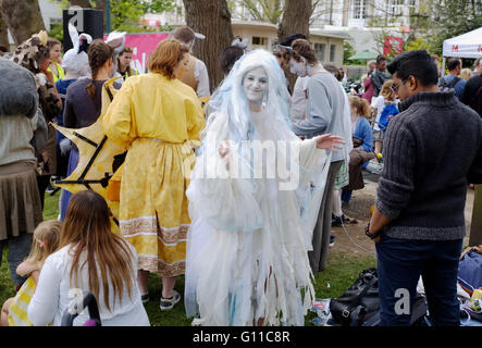 Brighton Regno Unito 7 Maggio 2016 - esecutori di tour per le strade di Brighton come essi prendono parte al Brighton Festival Fringe città gli eventi che si svolgono durante il fine settimana del credito: Simon Dack/Alamy Live News Foto Stock